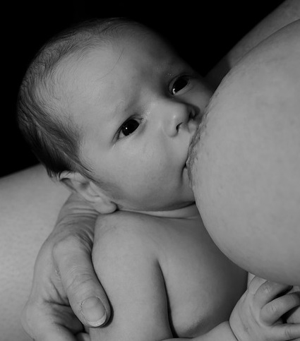 為吸母乳切開嬰兒舌繫帶，必要嗎？