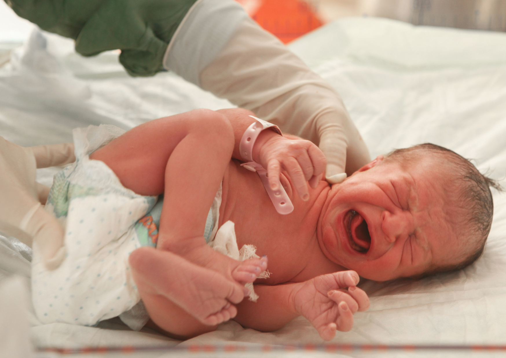為什麼嬰兒從媽媽身上生出來時會哭？