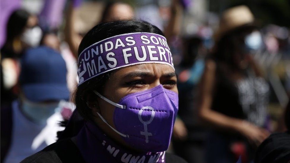 薩爾瓦多成千上萬的婦女為權利遊行