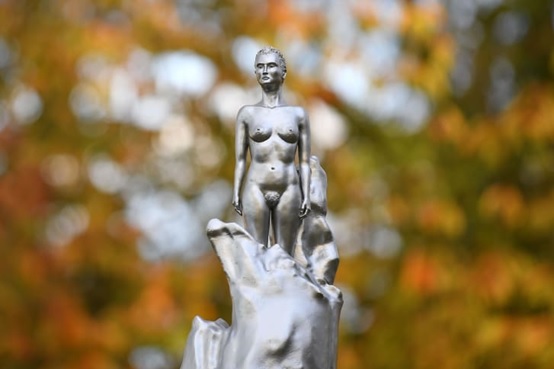 以裸體雕像紀念女性主義人物　引發眾議